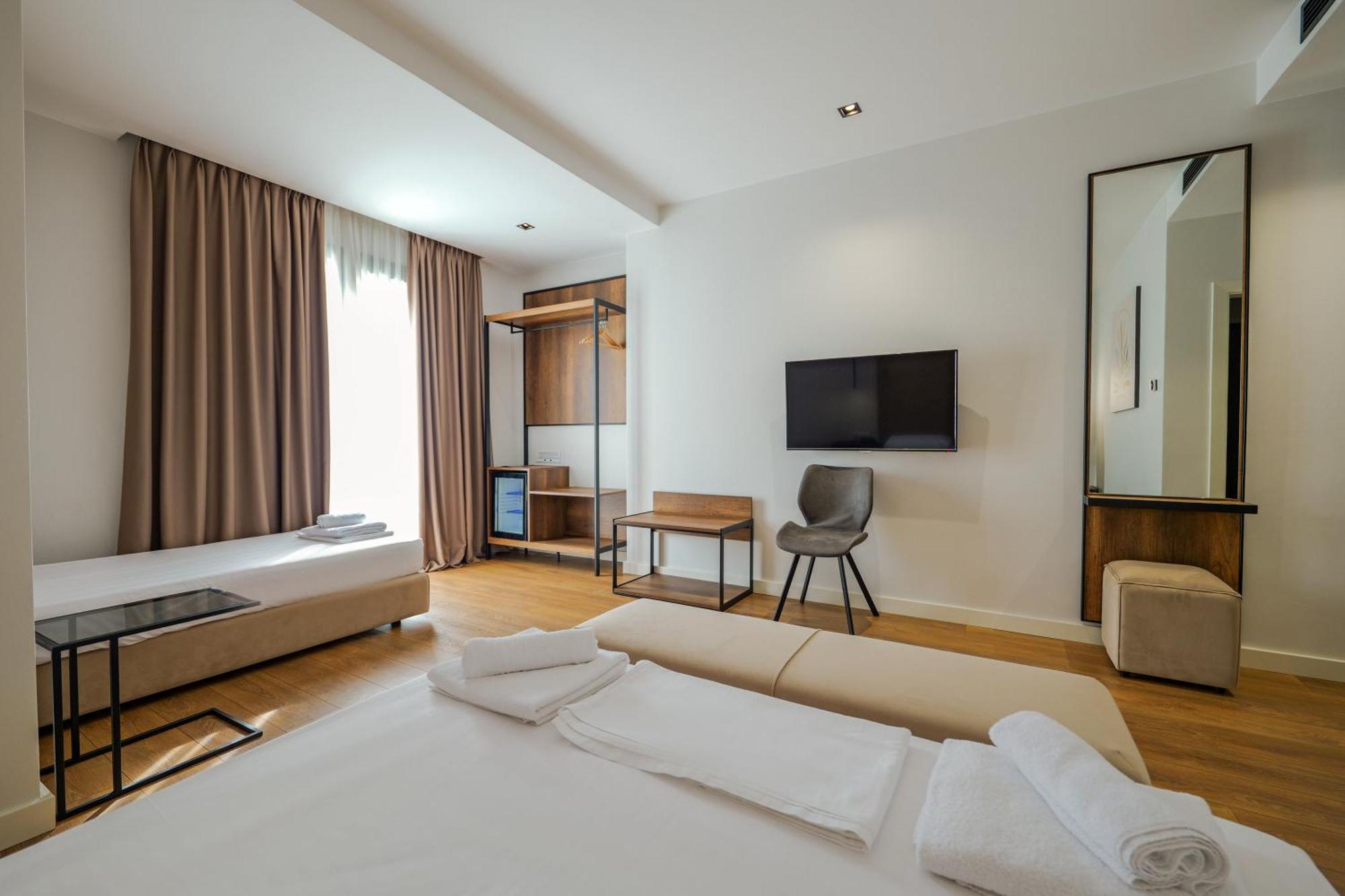 Hotel Central Vlorë エクステリア 写真