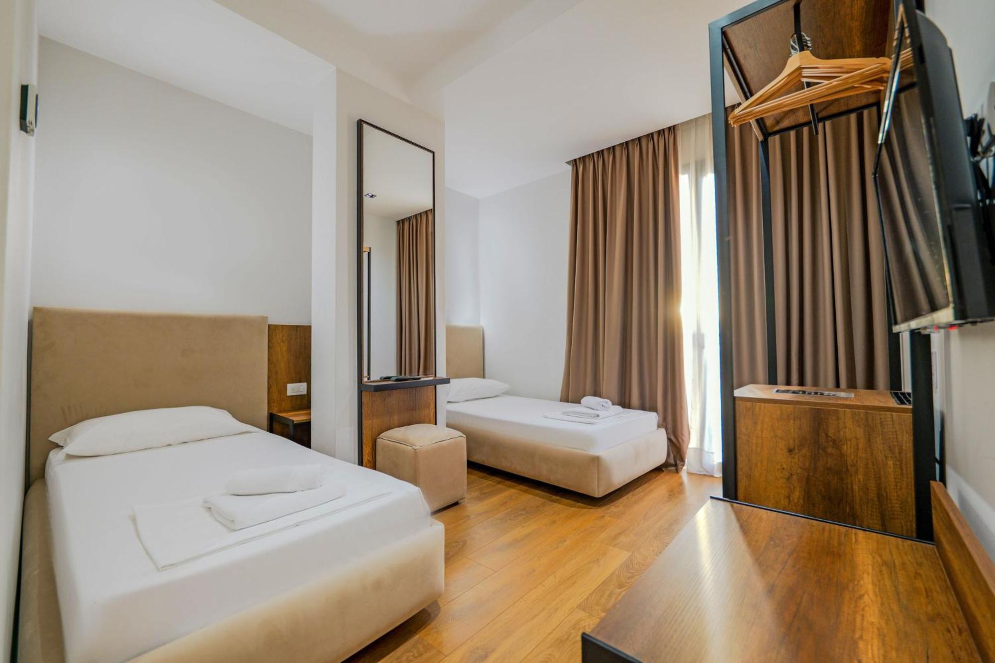 Hotel Central Vlorë エクステリア 写真