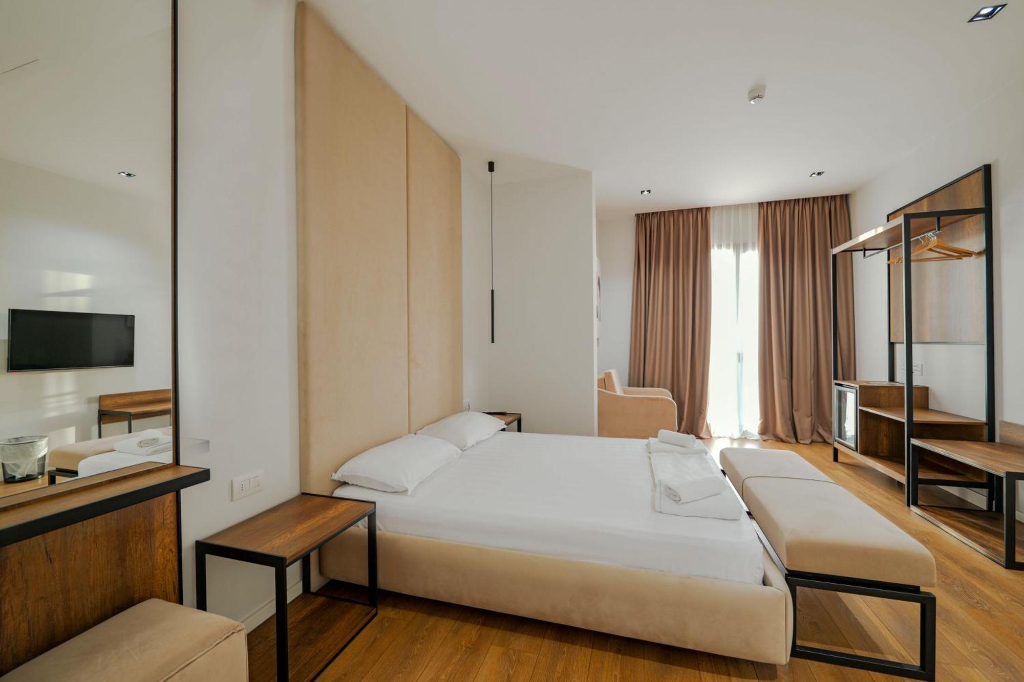 Hotel Central Vlorë エクステリア 写真