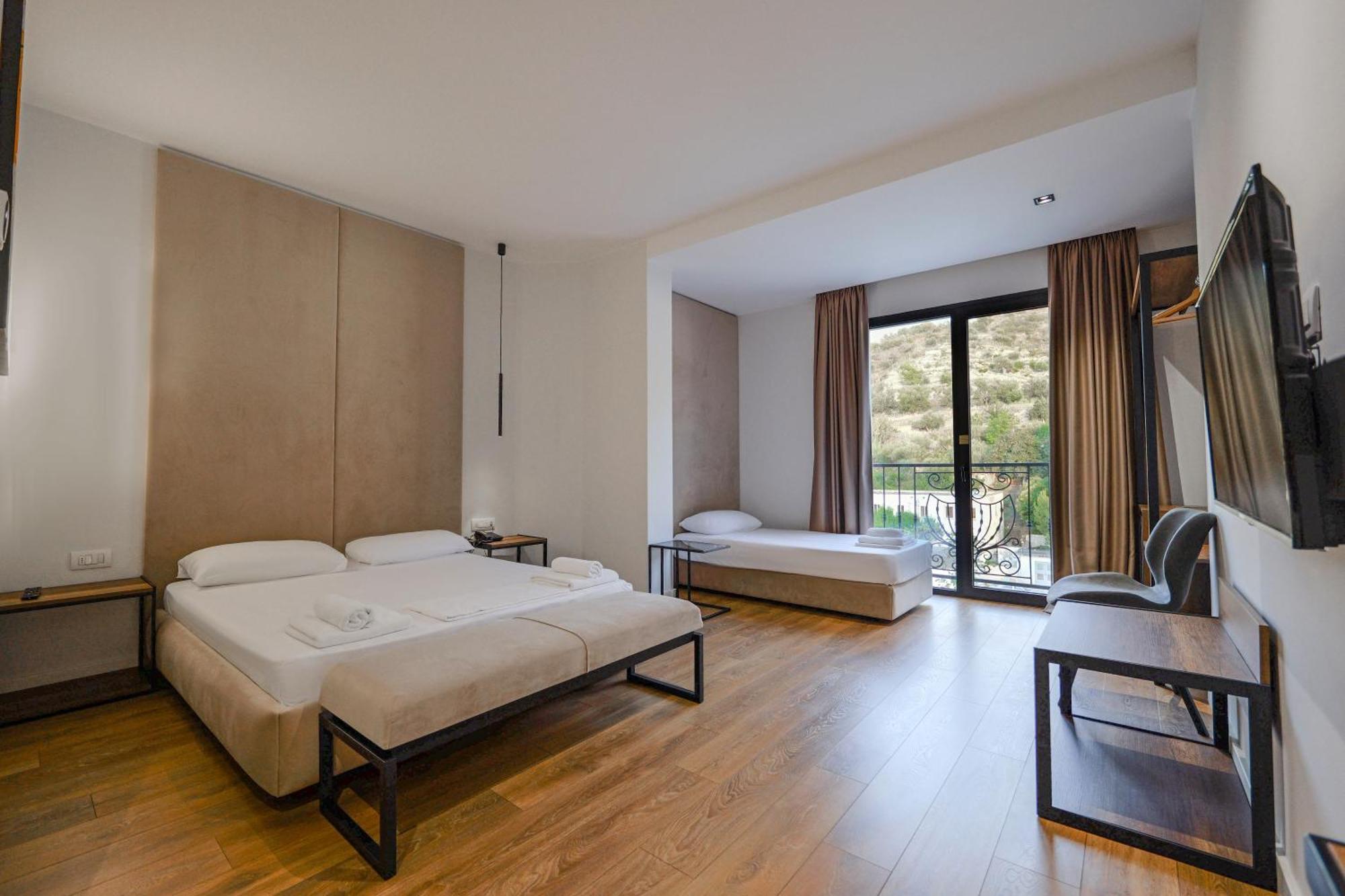 Hotel Central Vlorë エクステリア 写真