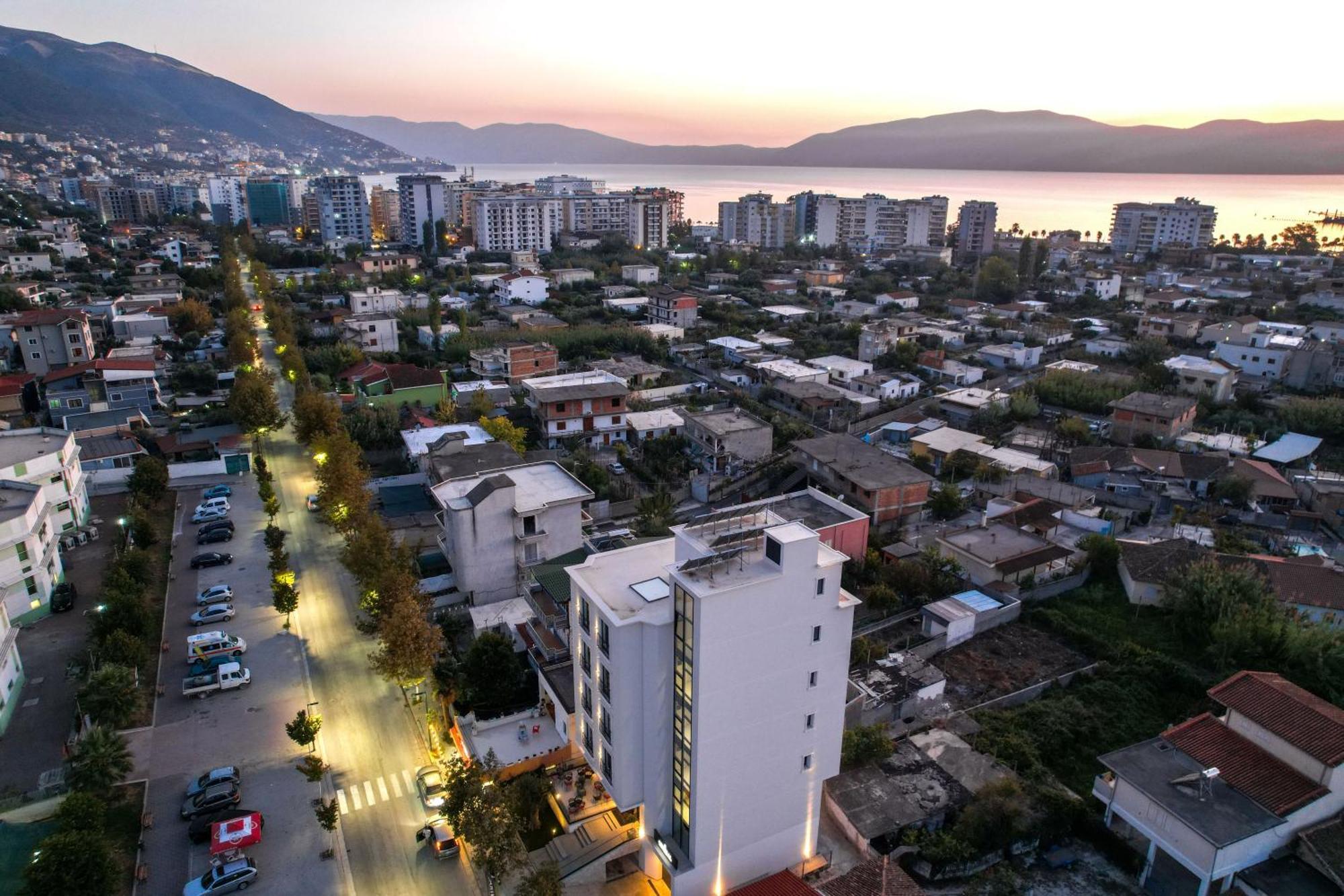 Hotel Central Vlorë エクステリア 写真