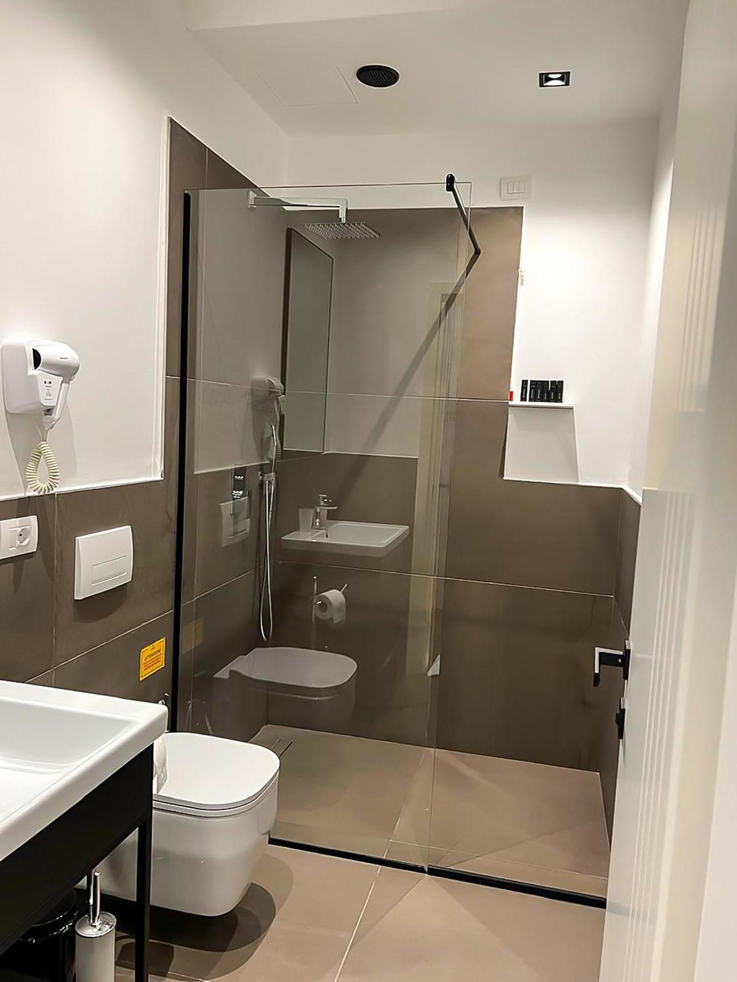 Hotel Central Vlorë エクステリア 写真